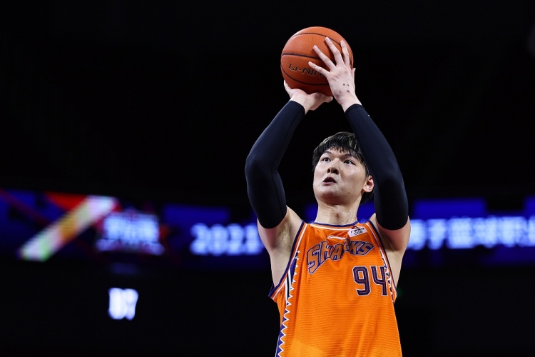发挥一般！王哲林13中7得到15分4板5犯规 正负值-21全场最低