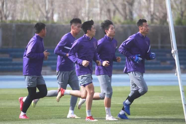 津门虎35岁助理教练张力披挂上阵顶缺，与河南嵩山龙门队打热身赛