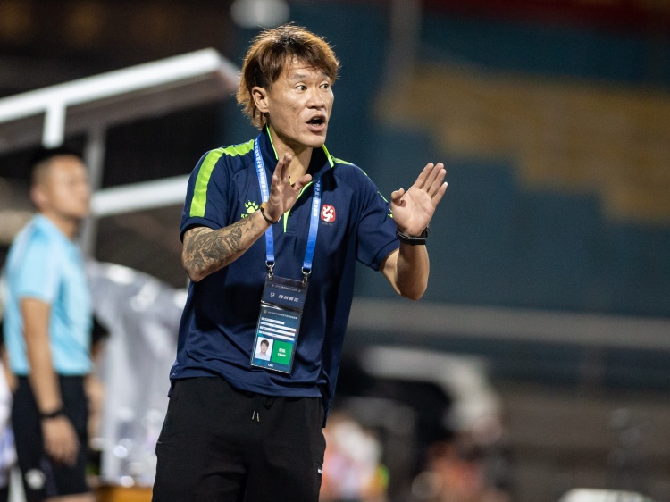 王栋：作为教练自己还太年轻，未来可能回青岛带领一支家乡球队