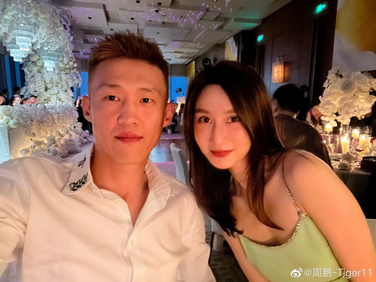 有爱~周鹏微博晒出与妻子&儿子的合照：充满回忆的五月 ​​​-第1张图片