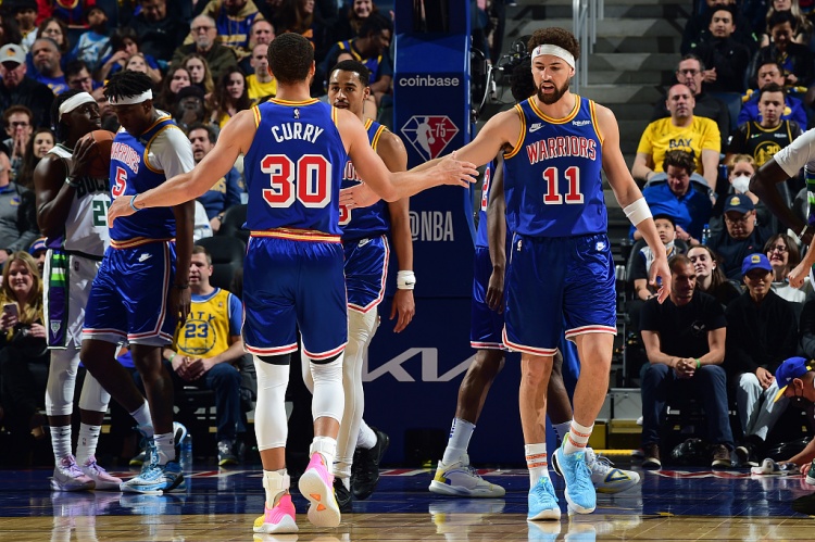 “水花茶”今年季后赛均命中至少50记三分 NBA历史首个三人组！