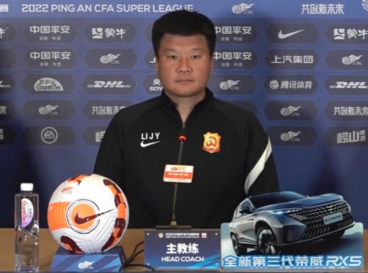 李金羽:两名主力边后卫因伤不能踢 庆幸队员在逆境中挺了过来