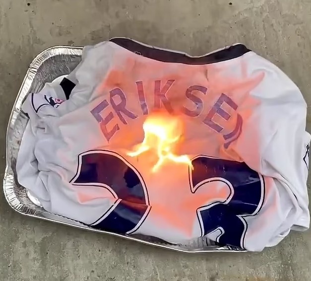 英媒：因埃里克森将加盟曼联，一热刺球迷焚烧其热刺时期球衣