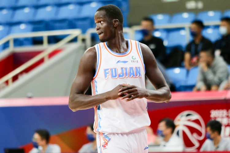 填满数据栏!索恩-梅克22投8中 得到22分14板1助1断1帽
