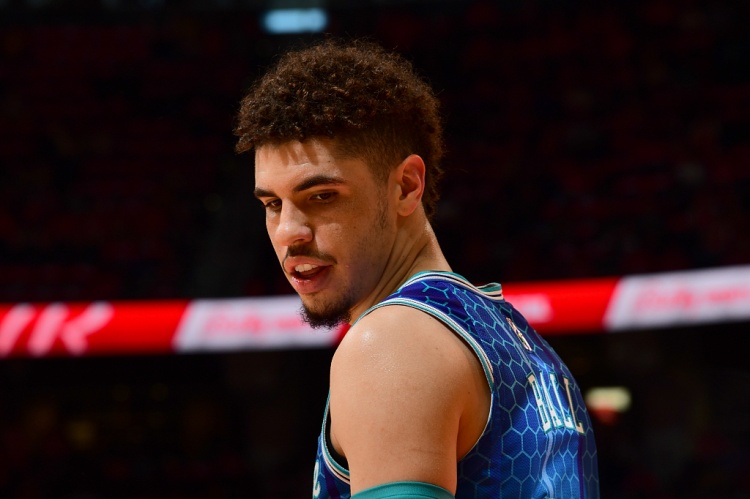 三球被球迷“垫脚”伤退 ESPN:X光检查阴性 但他无缘明日战骑士