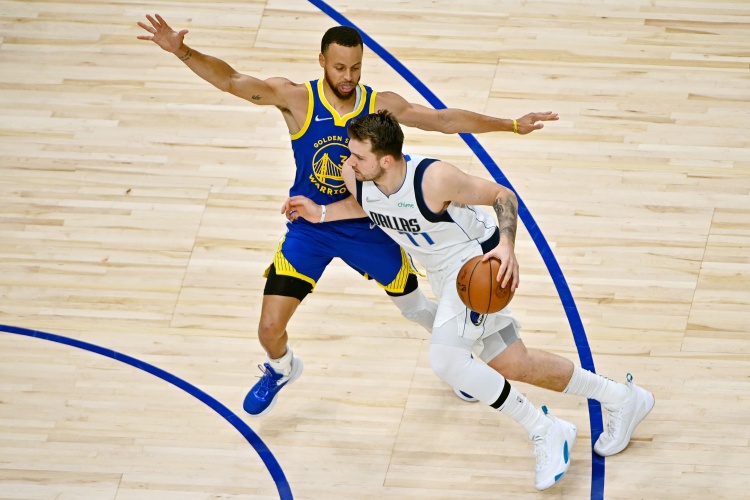 东契奇生涯与库里交手15次场均32分 NBA所有球员中最多!