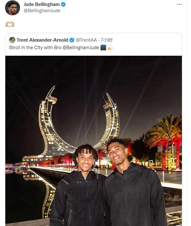 阿诺德晒与贝林厄姆合照:和兄弟在城市漫步 后者转发并比心