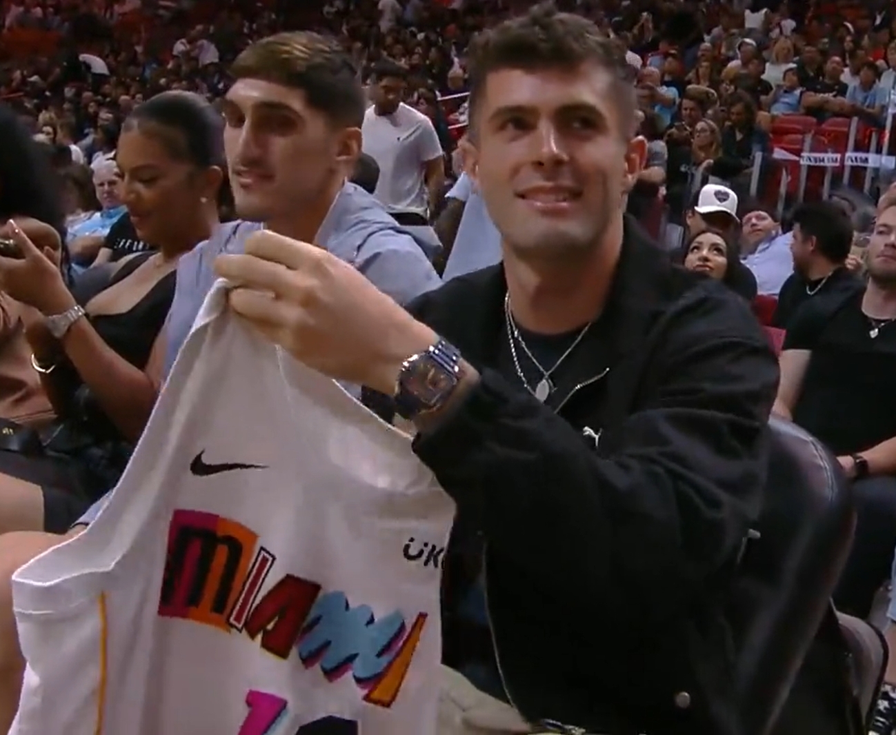普利西奇现身热火主场观战与快船的NBA常规赛,并获赠热火球衣