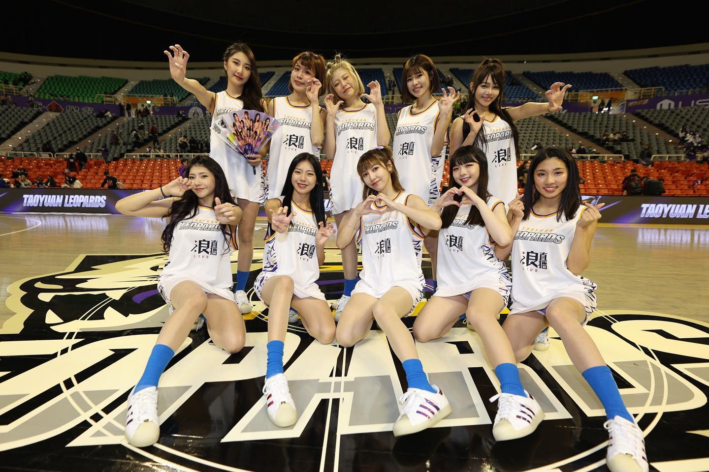 电豹女官方INS：明年三月见
<div class=