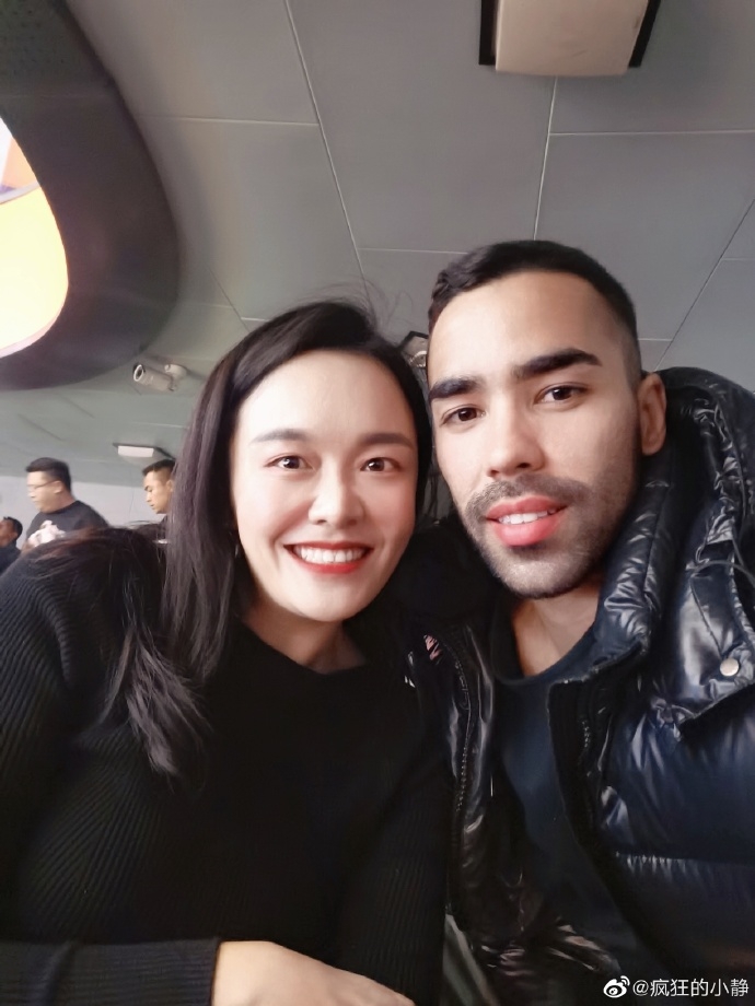 精神的济南小伙!德尔加多现场观看山东男篮CBA比赛