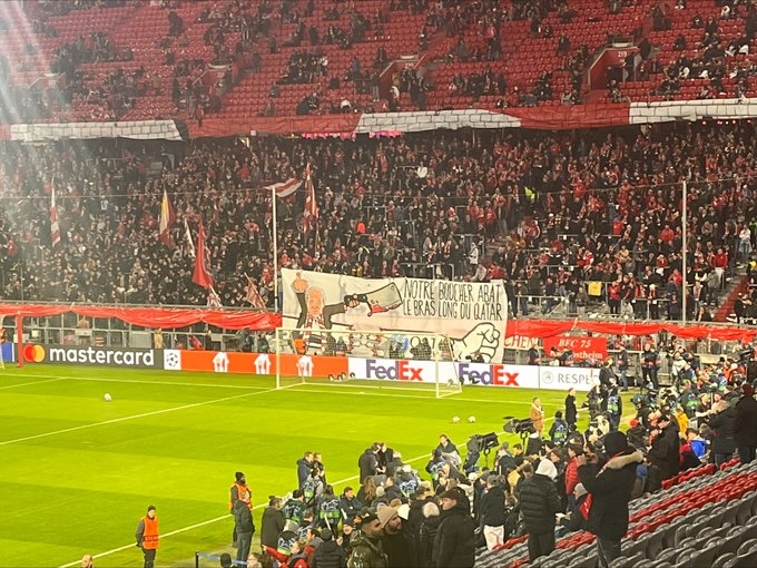 拜仁球迷竖起TIFO:我们的屠夫斩断卡塔尔长臂