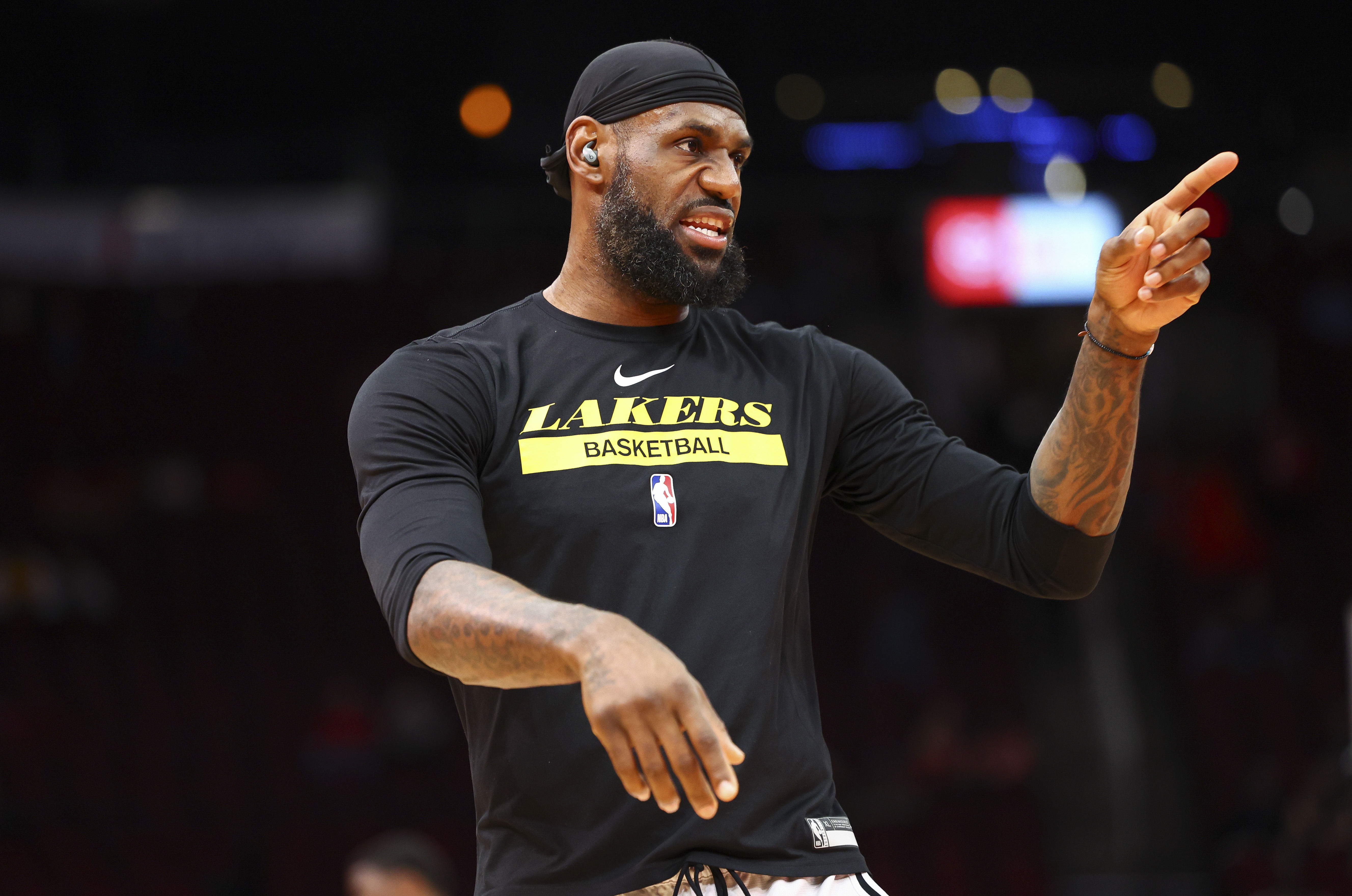 Woj:湖人依旧对詹姆斯会在本赛季结束前复出感到乐观