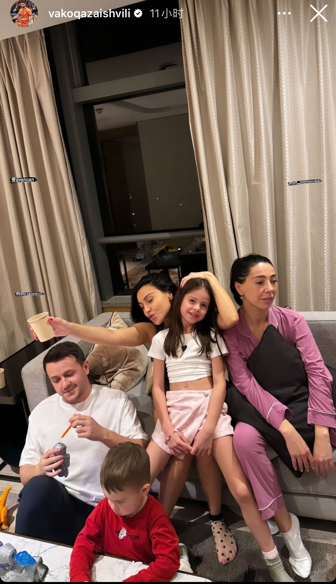 劳逸结合,泰山外援卡扎伊什维利社媒晒出与家人合影