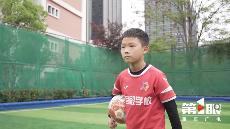 重庆8岁小孩梅宇昊落选中国足球小将2015梯队，将赴西班牙角逐