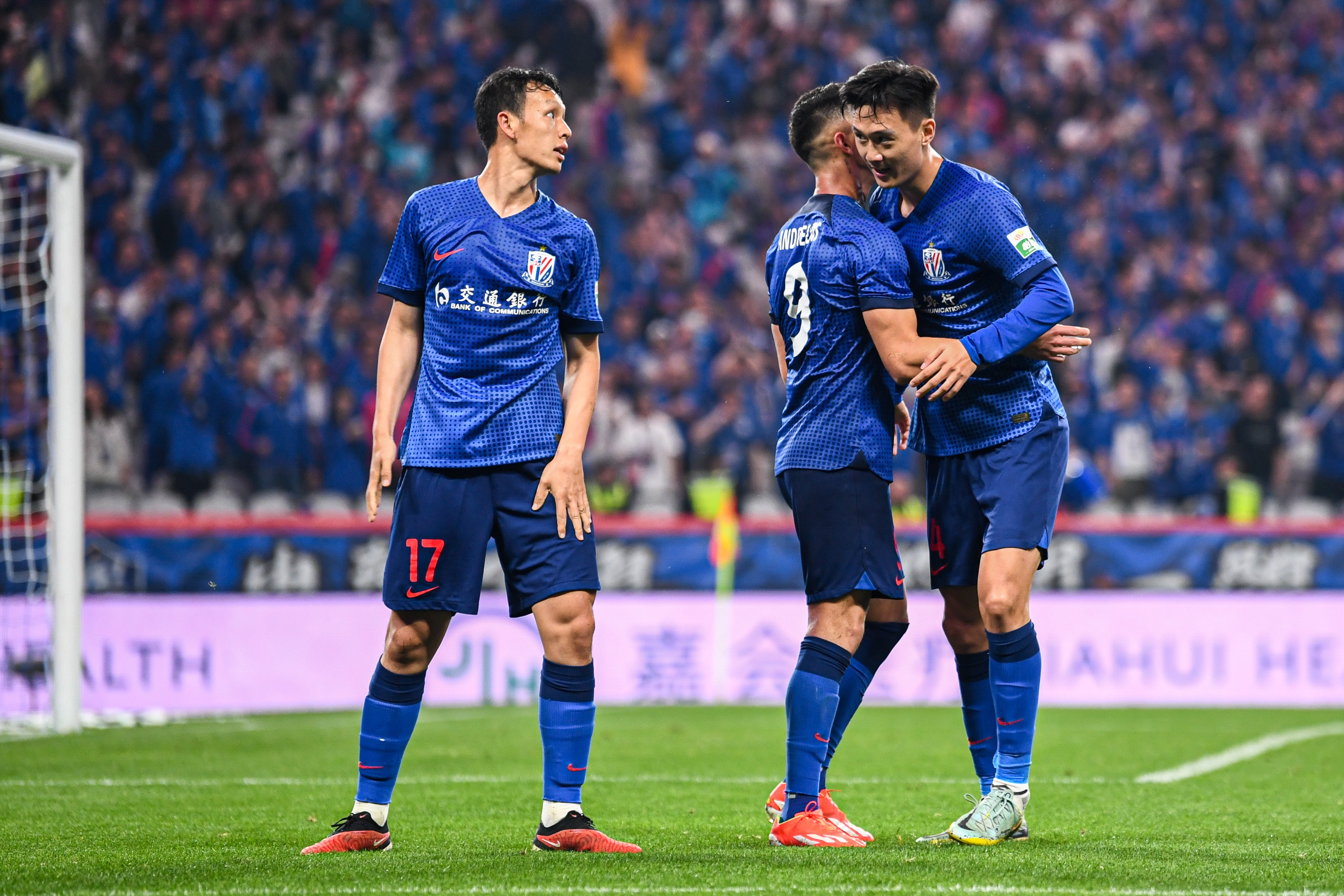 记者:申花成本期集训大户,增加门将、左后卫和中前卫三名新国脚