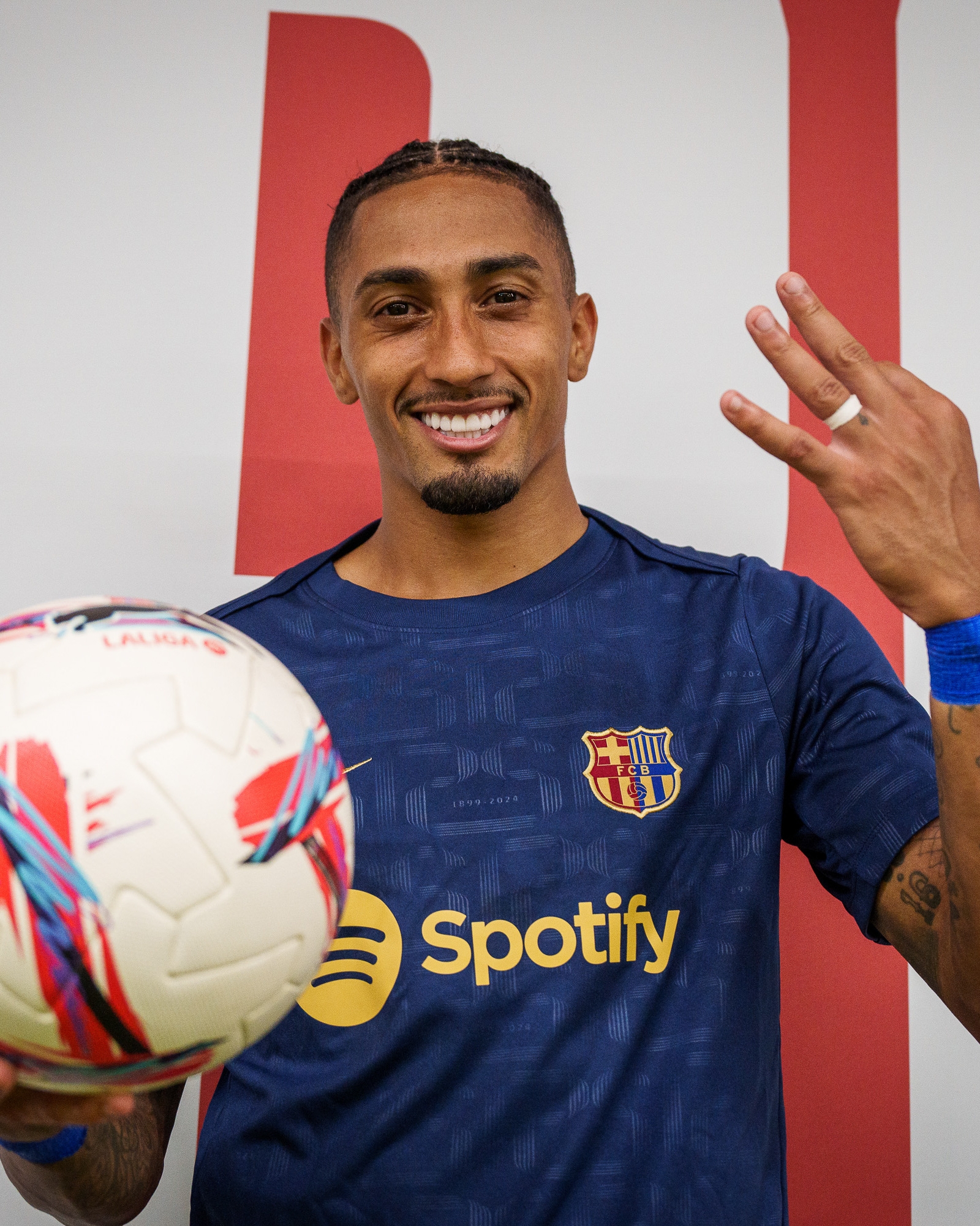 ⚽⚽⚽开心!拉菲尼亚完成帽子戏法带走比赛用球作纪念