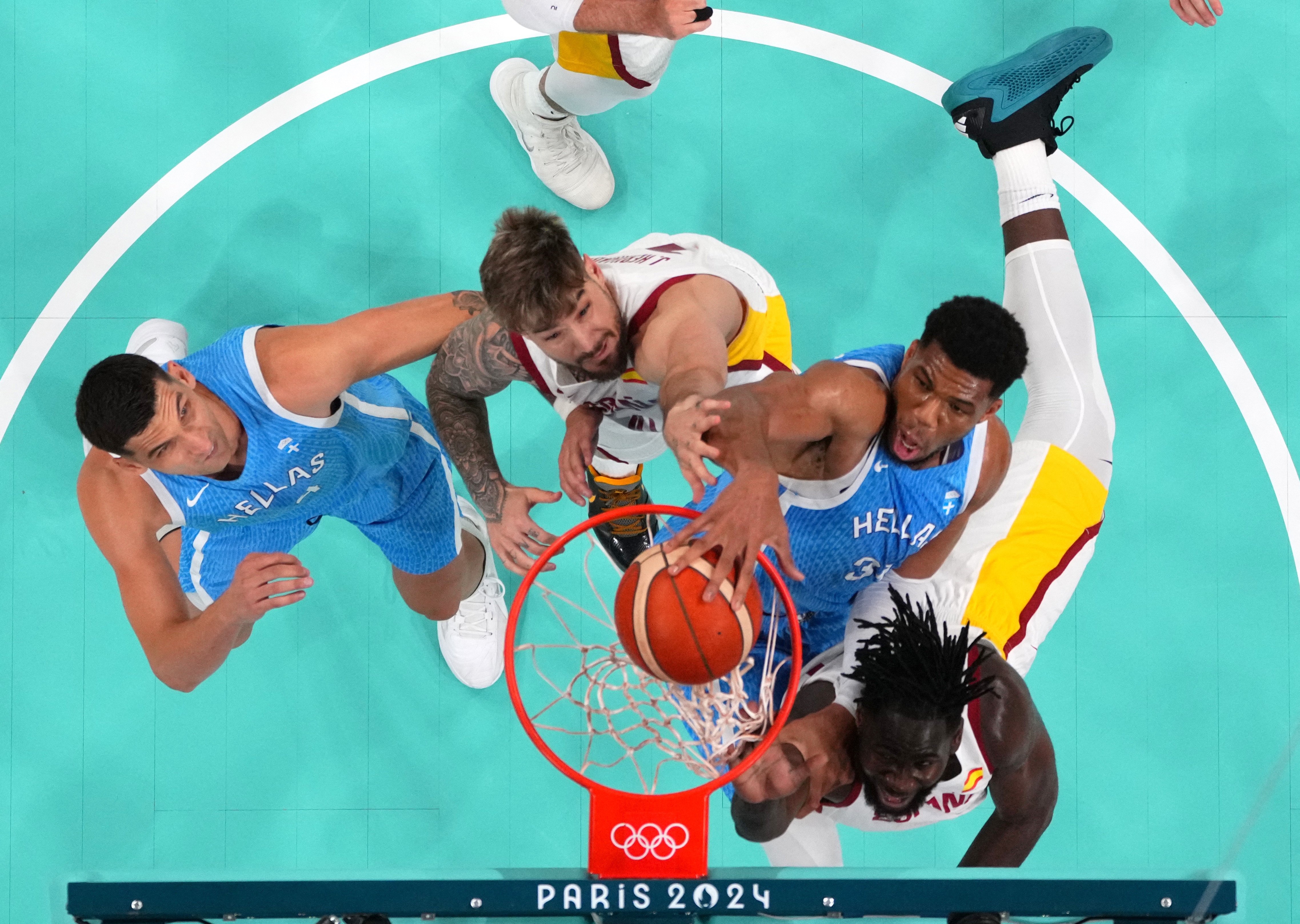 字母:FIBA允许的对抗强度非常大 我很享受在场上身体碰撞的感觉