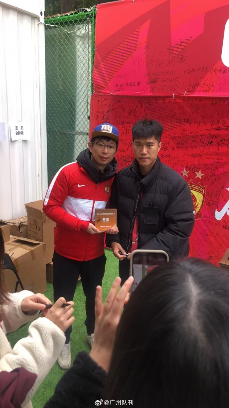 亲力亲为!广州队继续举行线下特卖,队长侯煜到场放出落场球衣