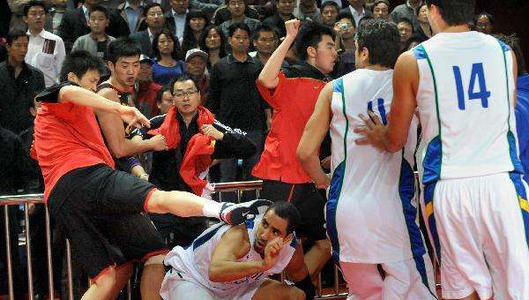 中国男篮打架
