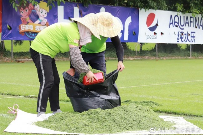 深足队员捐款为基地工人发补贴