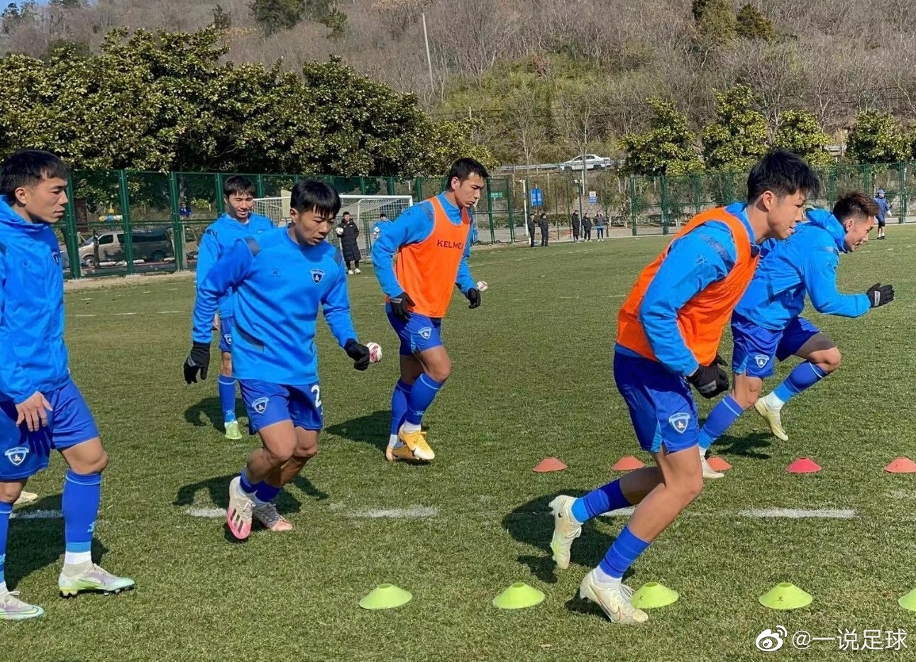 博主：前三镇中场球员段云子正跟随中甲南京城市队训练