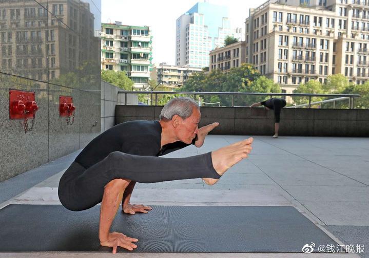 80岁瑜伽大爷身体超级软