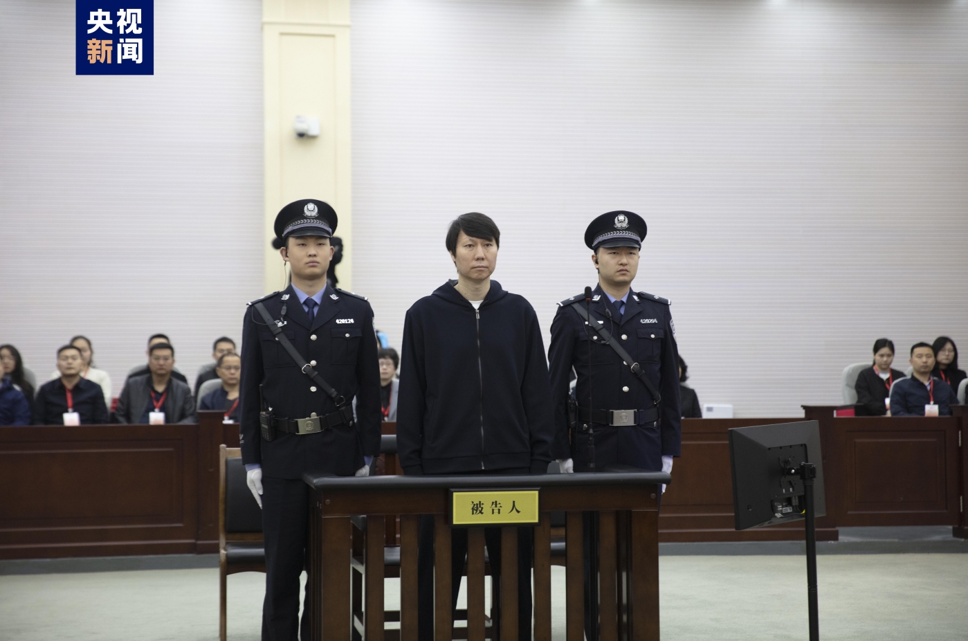李铁今日在法庭上认罪悔罪照，仍留着标志性刘海！