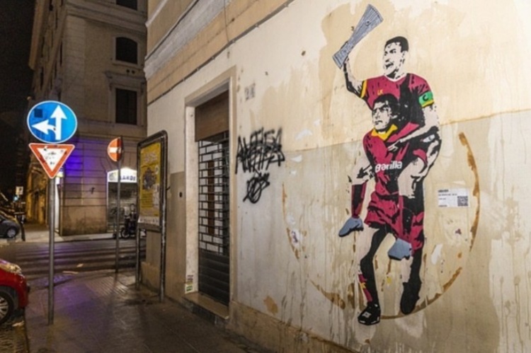 38年等待！罗马街头壁画，佩莱格里尼骑在迪巴托洛梅肩上高举奖杯