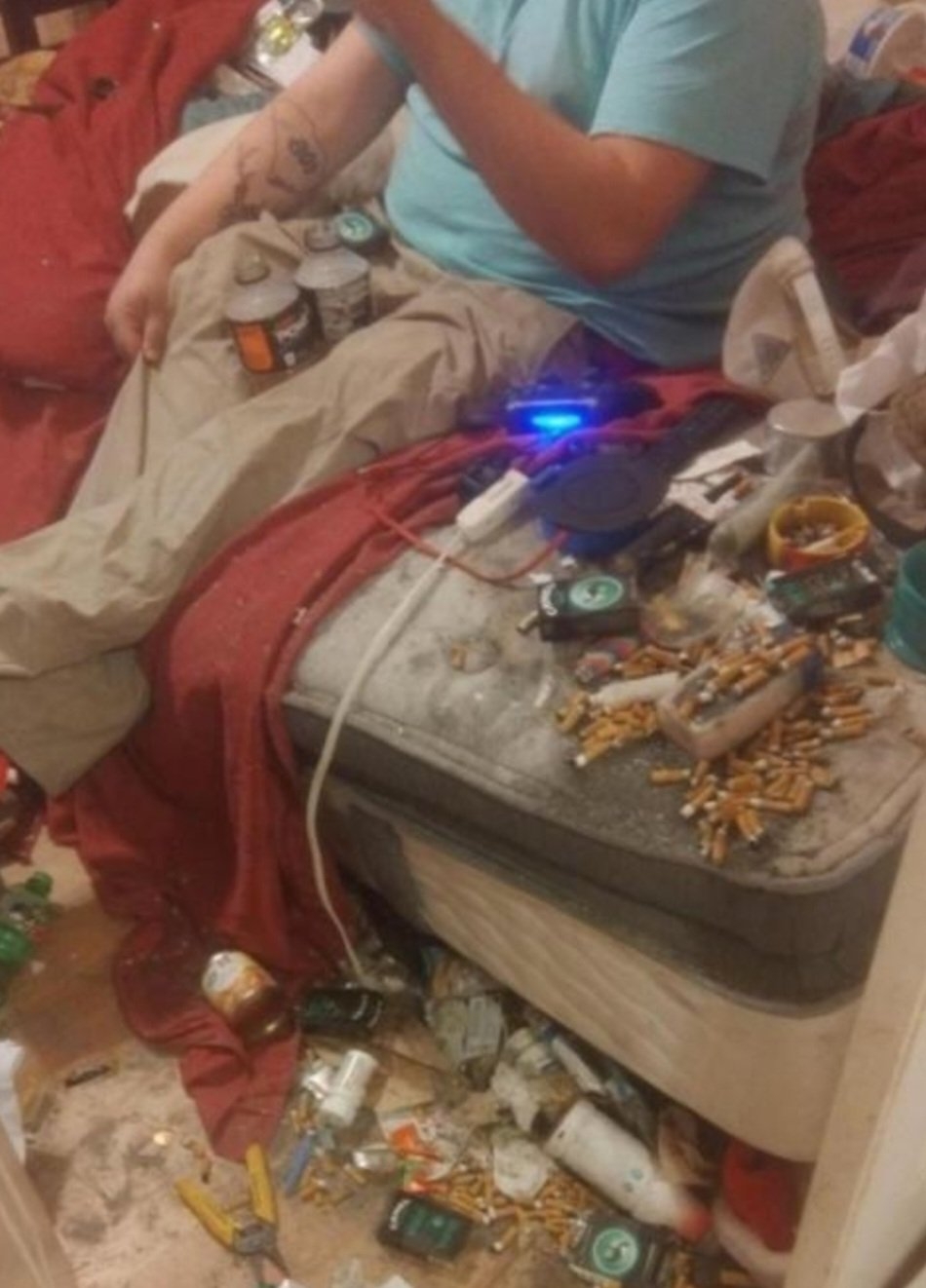 布雷斯特与贝莱利解约，据称球员个人严重毁坏所租住所