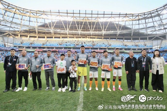 青岛海牛对阵大连人中场休息时，为30年历史最佳阵容颁发纪念奖杯