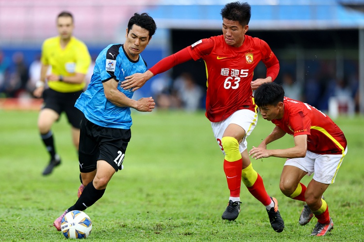 足球报：亚冠带给广州队青年军的是煎熬 球队需冷静的不只是球员