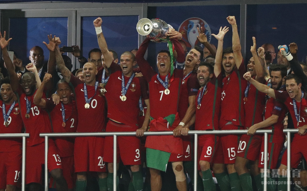 【欧洲杯决赛】葡萄牙队夺得欧洲杯冠军 C罗激动脱衣半裸庆祝