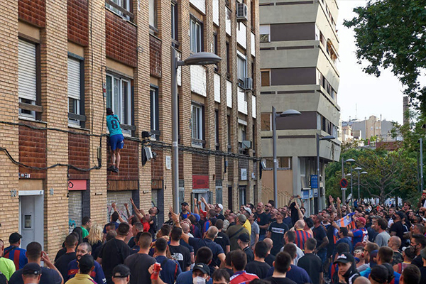 巴萨球迷庆祝西班牙人降级 加泰罗尼亚地区巴萨称雄