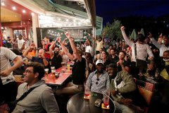 大巴黎進軍歐冠決賽 巴黎圣日耳曼球迷瘋狂慶祝