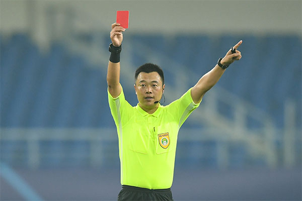 足球红牌处罚标准是什么？足球比赛中红牌和黄牌的区别？