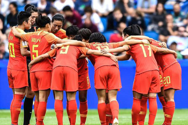 女足赛后中国球迷主动清理垃圾 表扬中国球迷