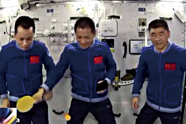3名航天员在空间站打乒乓球！
