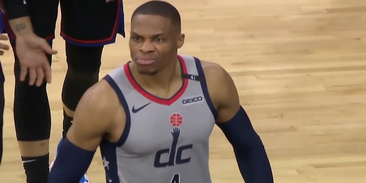 NBA季后赛第一轮精彩技聚邵伟独臂灌篮怒吼天空