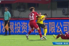 中超联赛报道:河南嵩山龙门1-1广州队艾克森破门 在多拉多射门