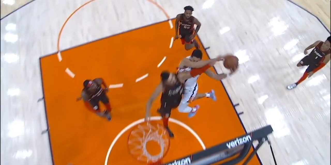 NBA本赛季季后赛的精彩技术 保罗打乔基奇 投球很轻松