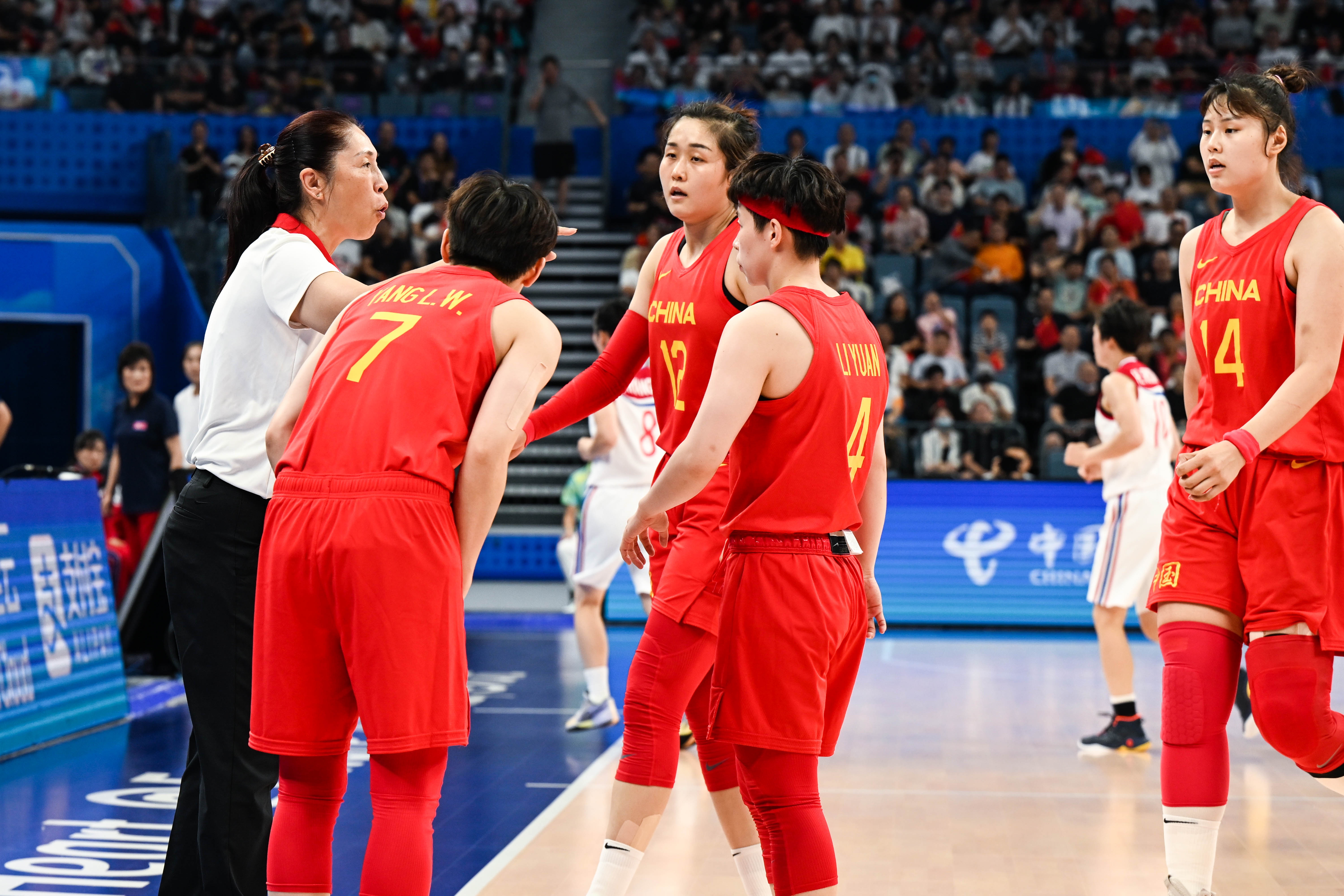 足球圈热议女篮夺金：太紧张了！三大球门面！最后的顶流！