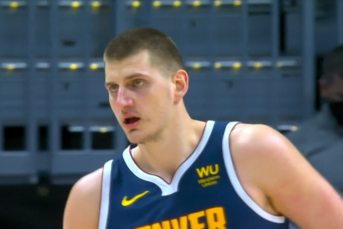 Jokic:所有球队都是伤病缠身 我们需要在球场上互相保护