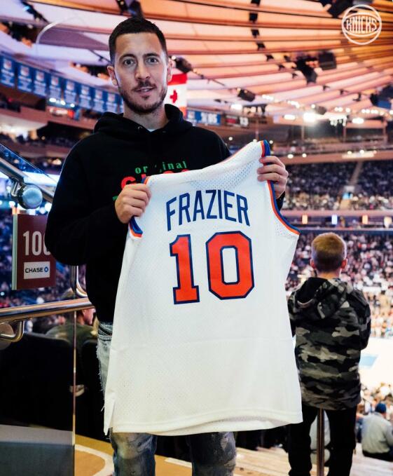 阿扎尔现场观看NBA比赛，获赠纽约尼克斯传奇球星球衣