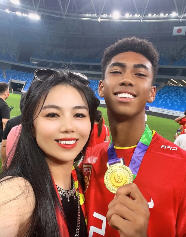 张洪福妈妈：请全国人民记住这刻中国脚踩日本42夺冠，儿子表现神勇！