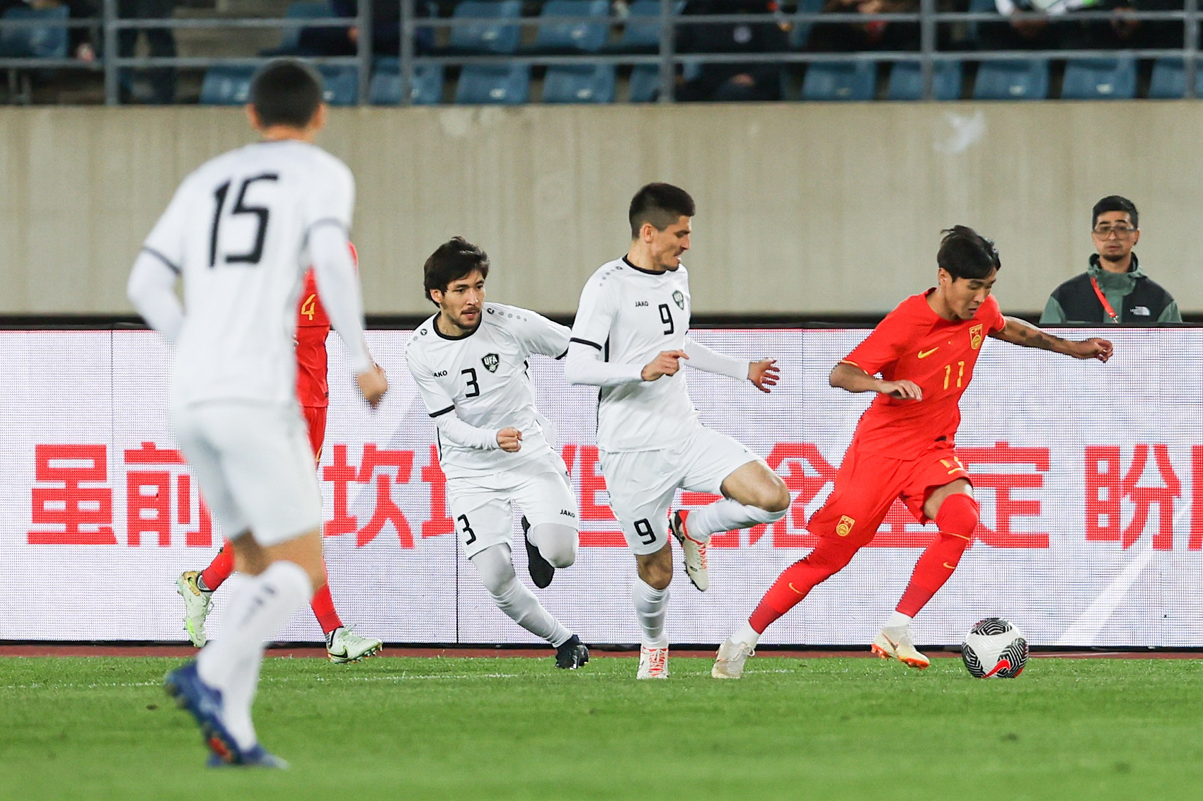 国足vs乌兹别克半场数据：国足仅1次射正就进球，控球率3成
