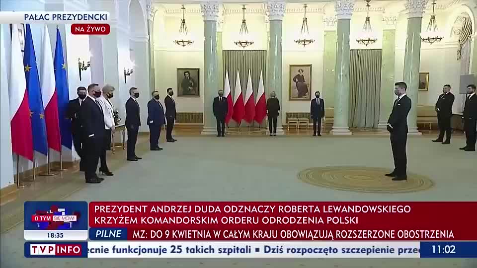 荣耀时刻！莱万做客波兰总统府，获波兰总统亲自授予波兰复兴勋章