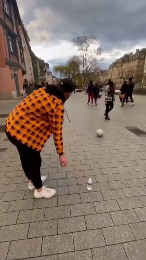 国外街头足球小游戏！路人脚法都不错