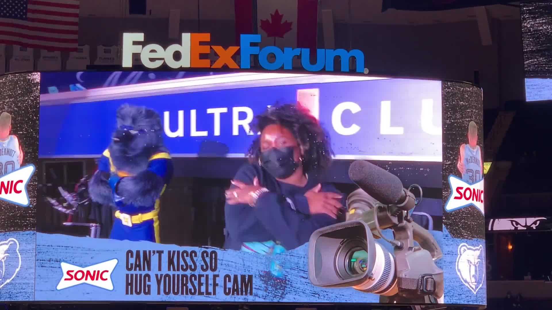 会玩！灰熊因防疫取消“kiss cam” 改为“抱抱自己”