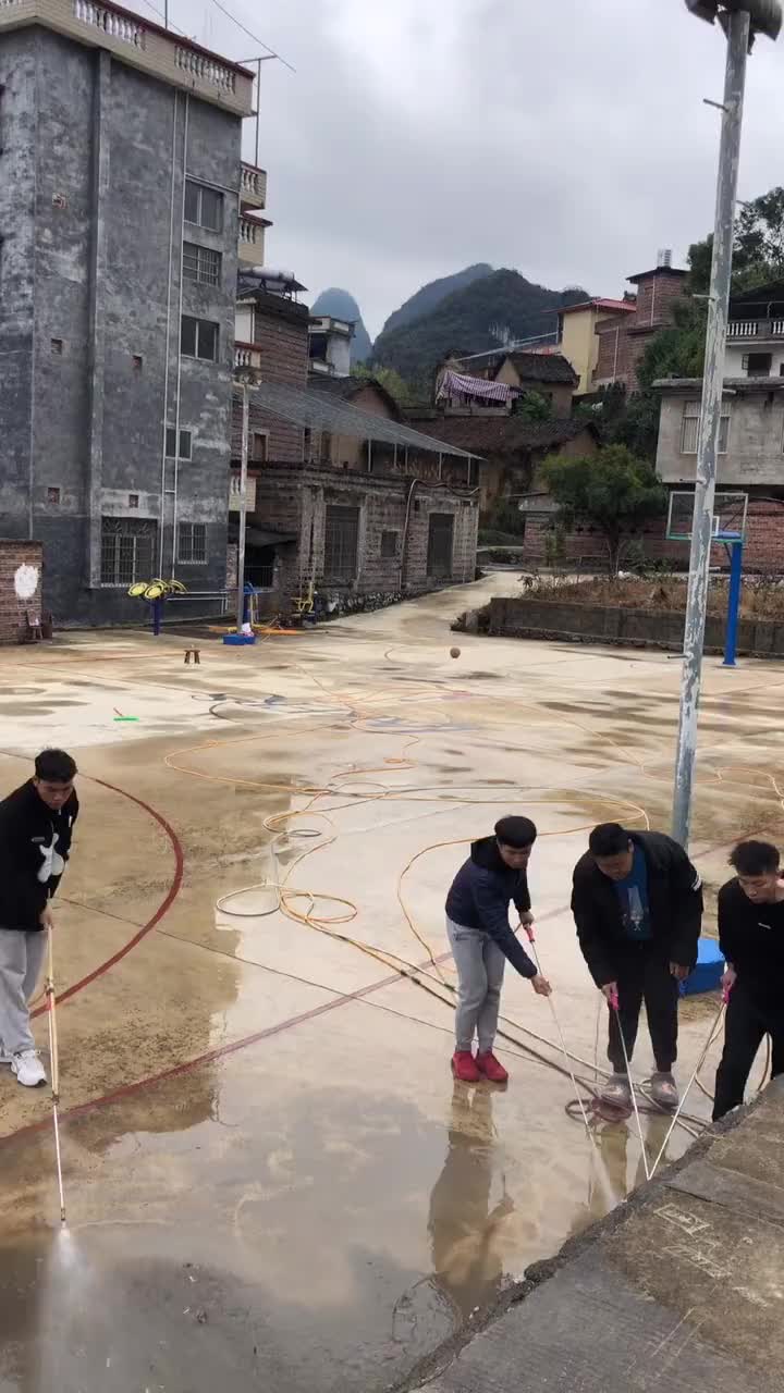就是热爱！几个喜欢篮球的小伙自筹修缮村里篮球场
