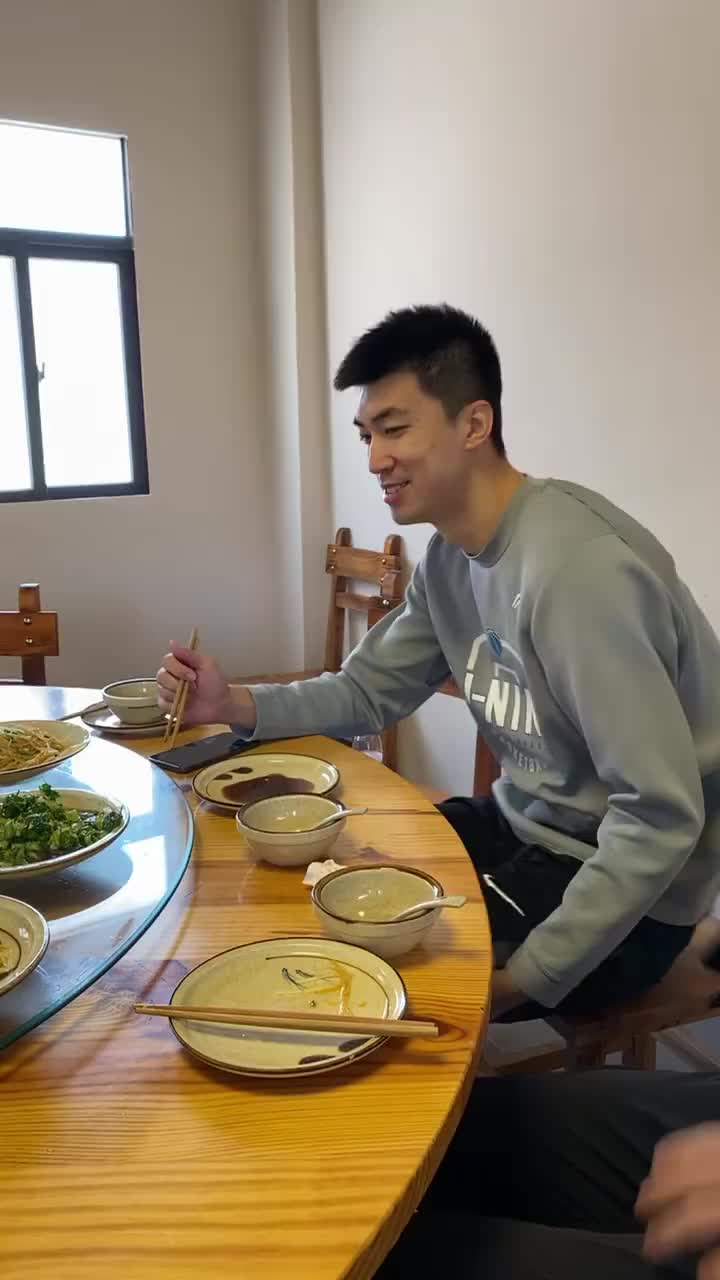 周琦晒新疆男篮聚餐视频：巨星唐带领我们美餐一顿